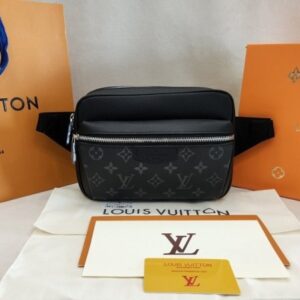 [국내배송]루이비통 아웃도어 범백 힙색 M30245